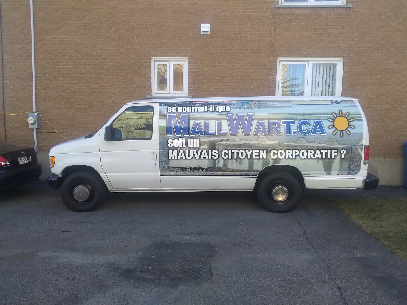 Camion Ford Econoline « wrappé » « Se pourrait-il que MallWart.ca soit un mauvais citoyen corporatif? »